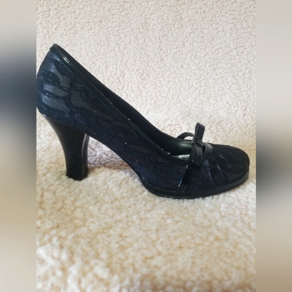 Lace Black Pumps